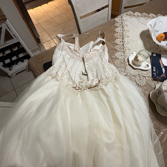 Elegant Cream Lace Wedding Dress